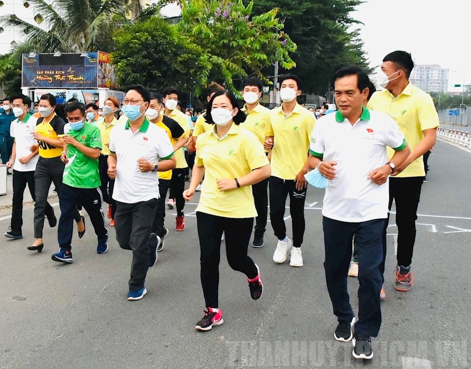 Nearly 1,000 people join in sports event following Uncle Ho’s example